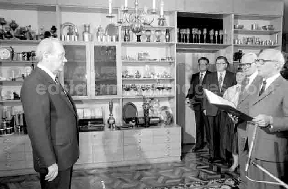 GDR image archive: Berlin - 28.03.1987 Gen. Erich Honecker überbringt Glückwünsche zum 6