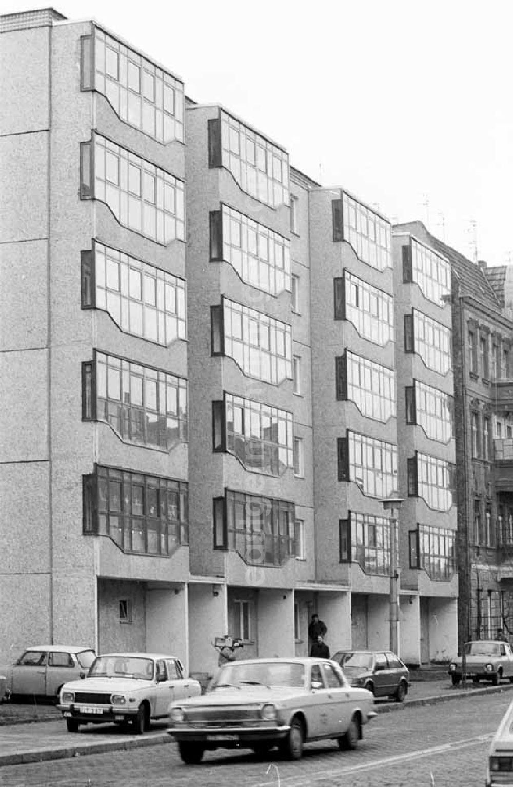 GDR photo archive: Berlin - 22.12.1987 Gen. Schabowski besucht Einrichtung geschütztes Wohnen Berlin