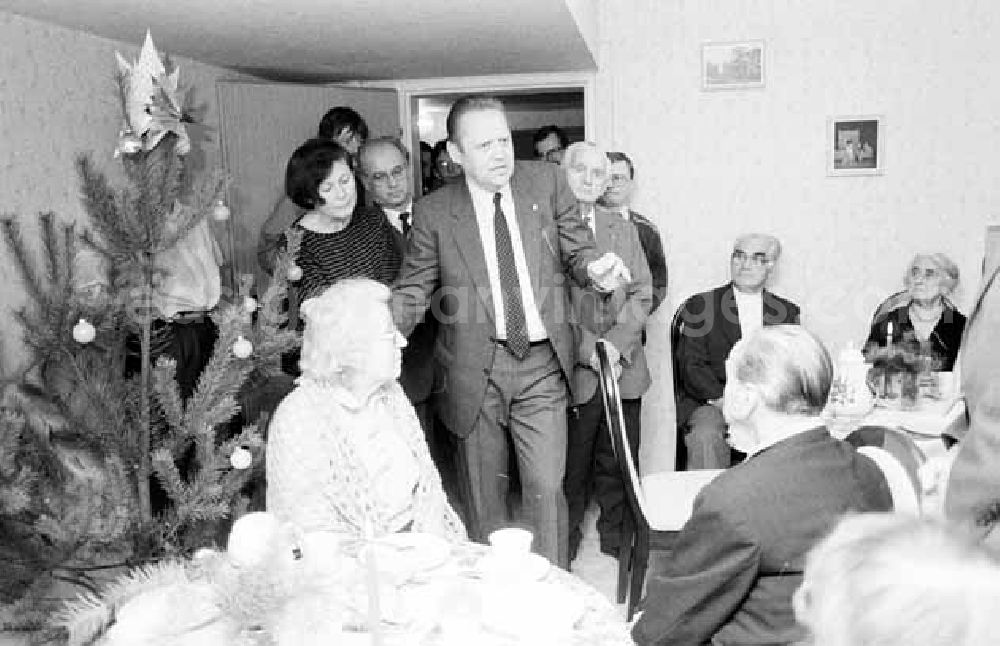 Berlin: 22.12.1987 Gen. Schabowski besucht Einrichtung geschütztes Wohnen Berlin