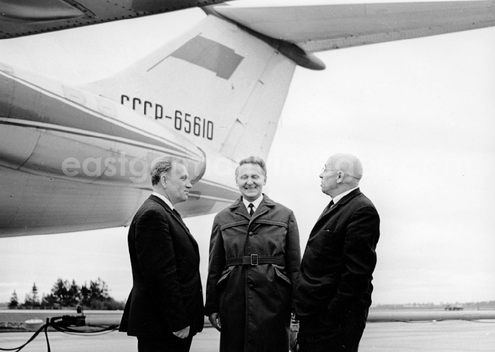 GDR picture archive: Schönefeld - Director General of the Interflug airline Karl Heiland (center), in conversation, in front of an Tu-134 with the airplane identifier CCCP-6561