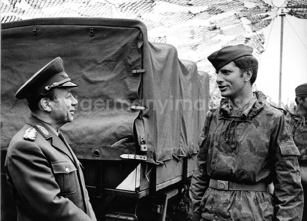 Cottbus: Generalleutnant Herbert Scheibe meeting soldiers in Cottbus in the state Brandenburg on the territory of the former GDR, German Democratic Republic