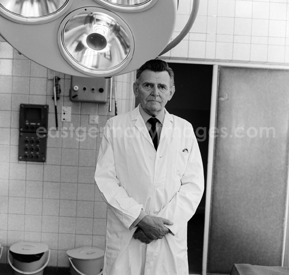 GDR picture archive: Bad Saarow - Lieutenant General OMR Prof. Dr. sc Med Hans-Rudolf Gestewitz (1921 - 1998).. In an operating room at a hospital in Bad Saarow in today's state of Brandenburg. He was a German ENT specialist and leading military medics in the GDR