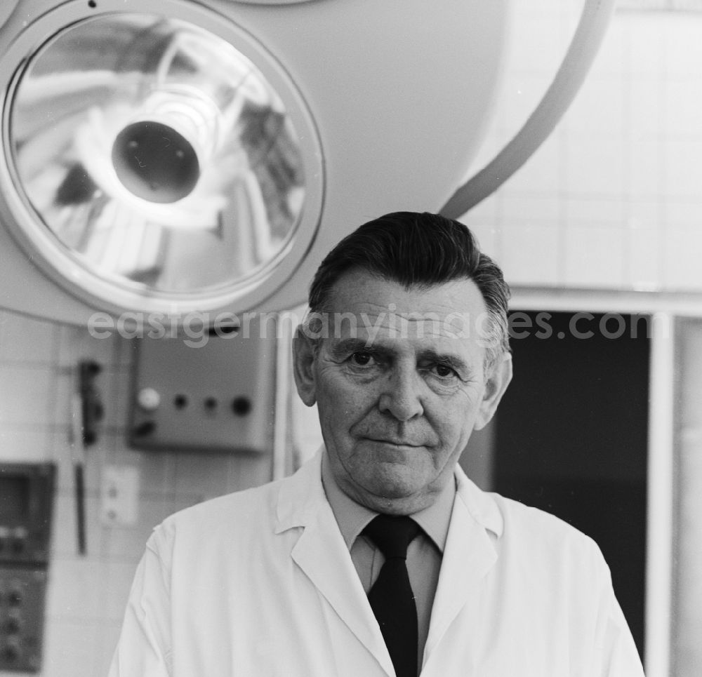 GDR image archive: Bad Saarow - Lieutenant General OMR Prof. Dr. sc Med Hans-Rudolf Gestewitz (1921 - 1998).. In an operating room at a hospital in Bad Saarow in today's state of Brandenburg. He was a German ENT specialist and leading military medics in the GDR