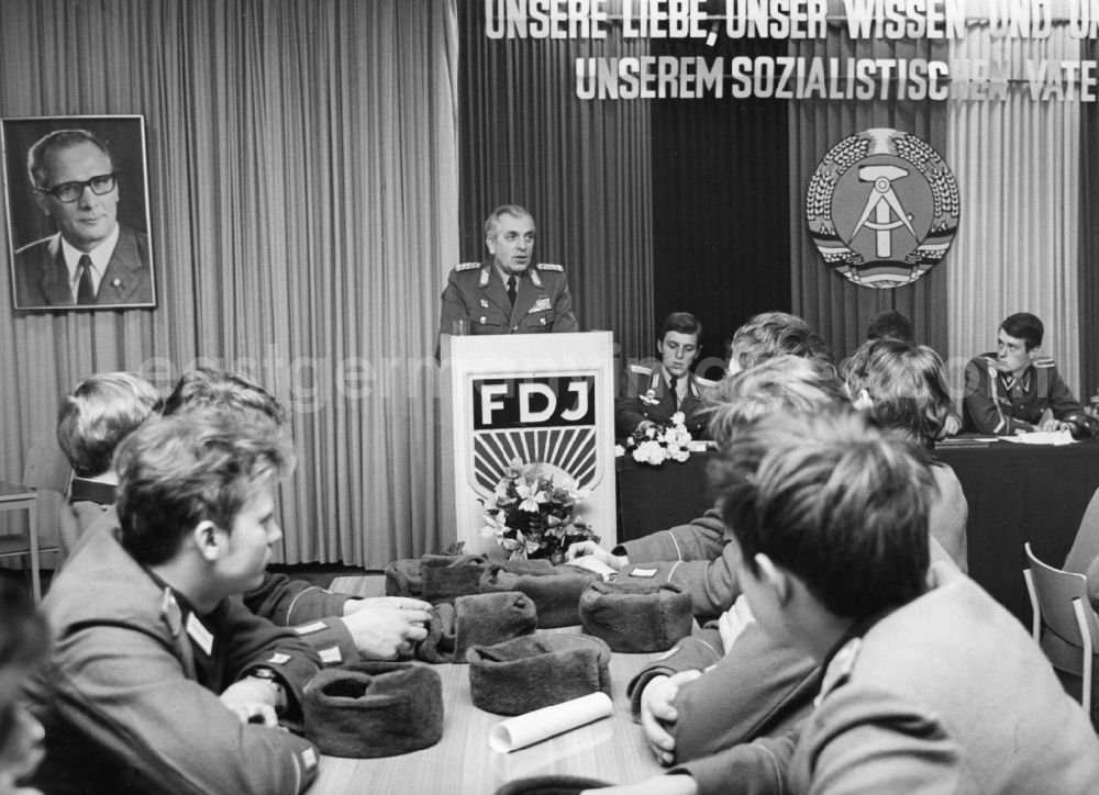 GDR image archive: Havelberg - Colonel General Horst Stechbarth speaks to young NVA soldiers in Havelberg in Saxony-Anhalt