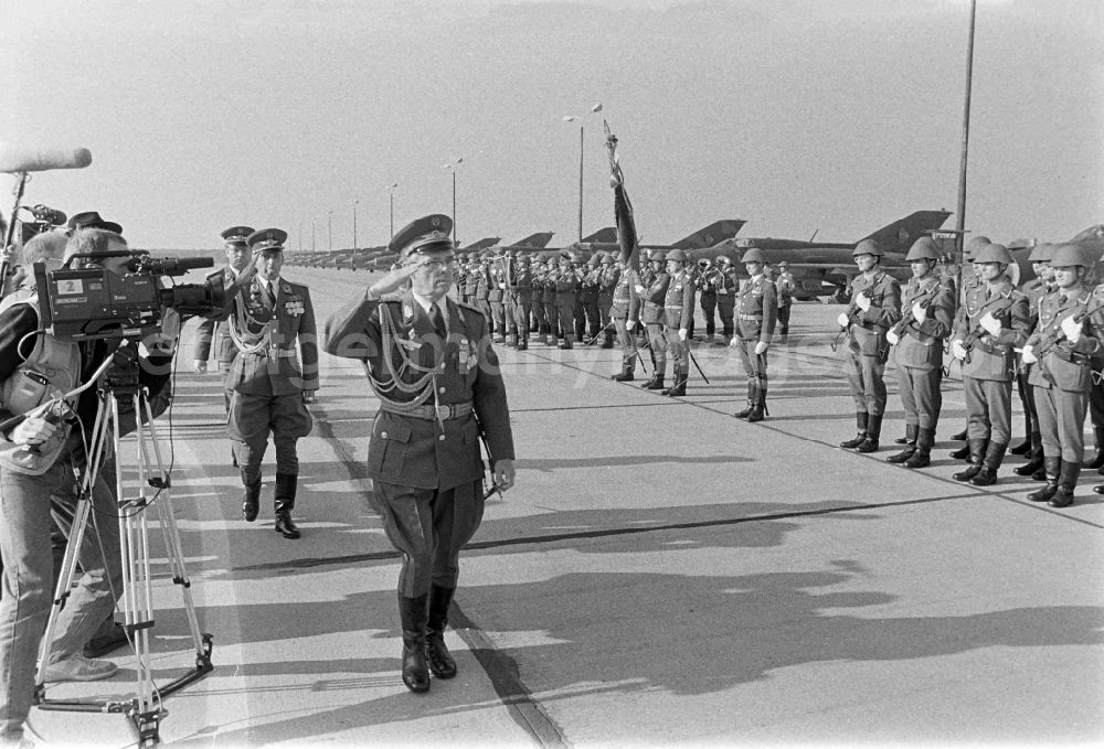 GDR photo archive: Jänschwalde - Colonel-General Wolfgang Reinhold, head of the LSK/LV air force - air defense walking the honor formation on the occasion of the media-effective presentation of flight technology and equipment of the MiG-21 PFM weapon system as part of a disarmament campaign at the Drewitz airfield of the Wilhelm Pieck fighter squadron of the National People's Army NVA office in Jaenschwalde in the state of Brandenburg on the territory of the former GDR, German Democratic Republic