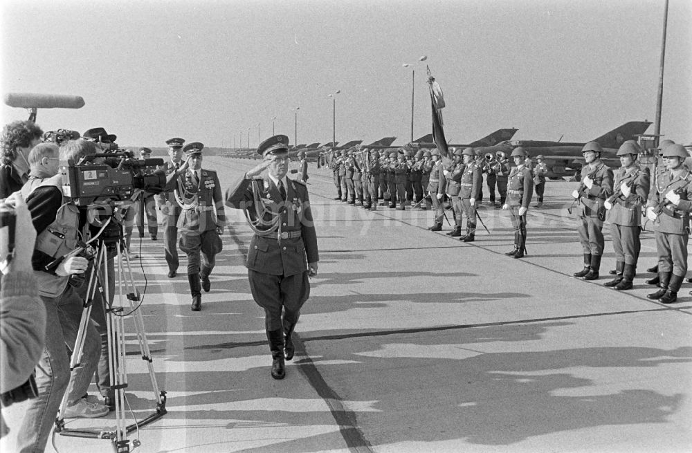 GDR picture archive: Jänschwalde - Colonel-General Wolfgang Reinhold, head of the LSK/LV air force - air defense walking the honor formation on the occasion of the media-effective presentation of flight technology and equipment of the MiG-21 PFM weapon system as part of a disarmament campaign at the Drewitz airfield of the Wilhelm Pieck fighter squadron of the National People's Army NVA office in Jaenschwalde in the state of Brandenburg on the territory of the former GDR, German Democratic Republic