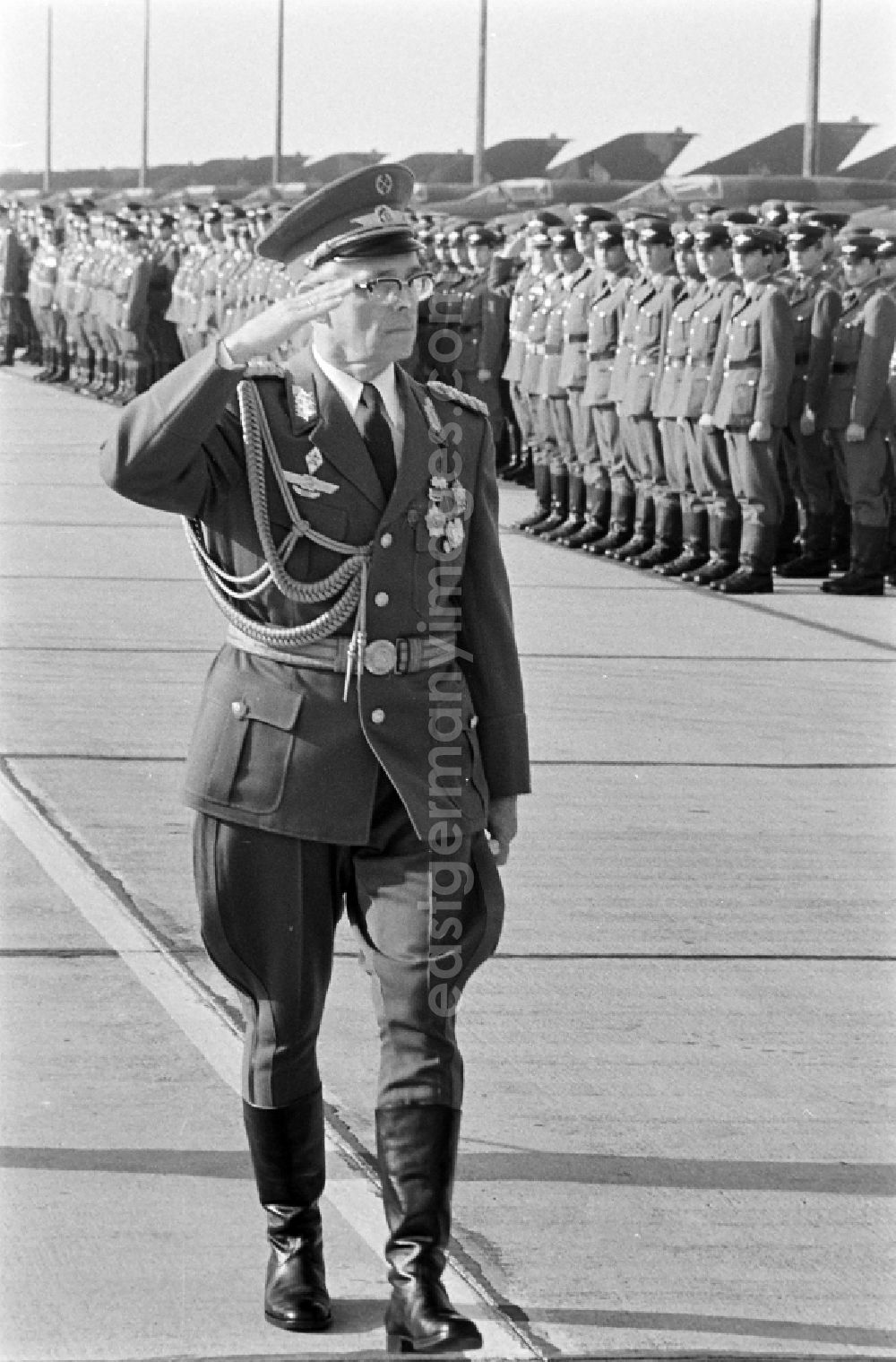 Jänschwalde: Colonel-General Wolfgang Reinhold, head of the LSK/LV air force - air defense walking the honor formation on the occasion of the media-effective presentation of flight technology and equipment of the MiG-21 PFM weapon system as part of a disarmament campaign at the Drewitz airfield of the Wilhelm Pieck fighter squadron of the National People's Army NVA office in Jaenschwalde in the state of Brandenburg on the territory of the former GDR, German Democratic Republic
