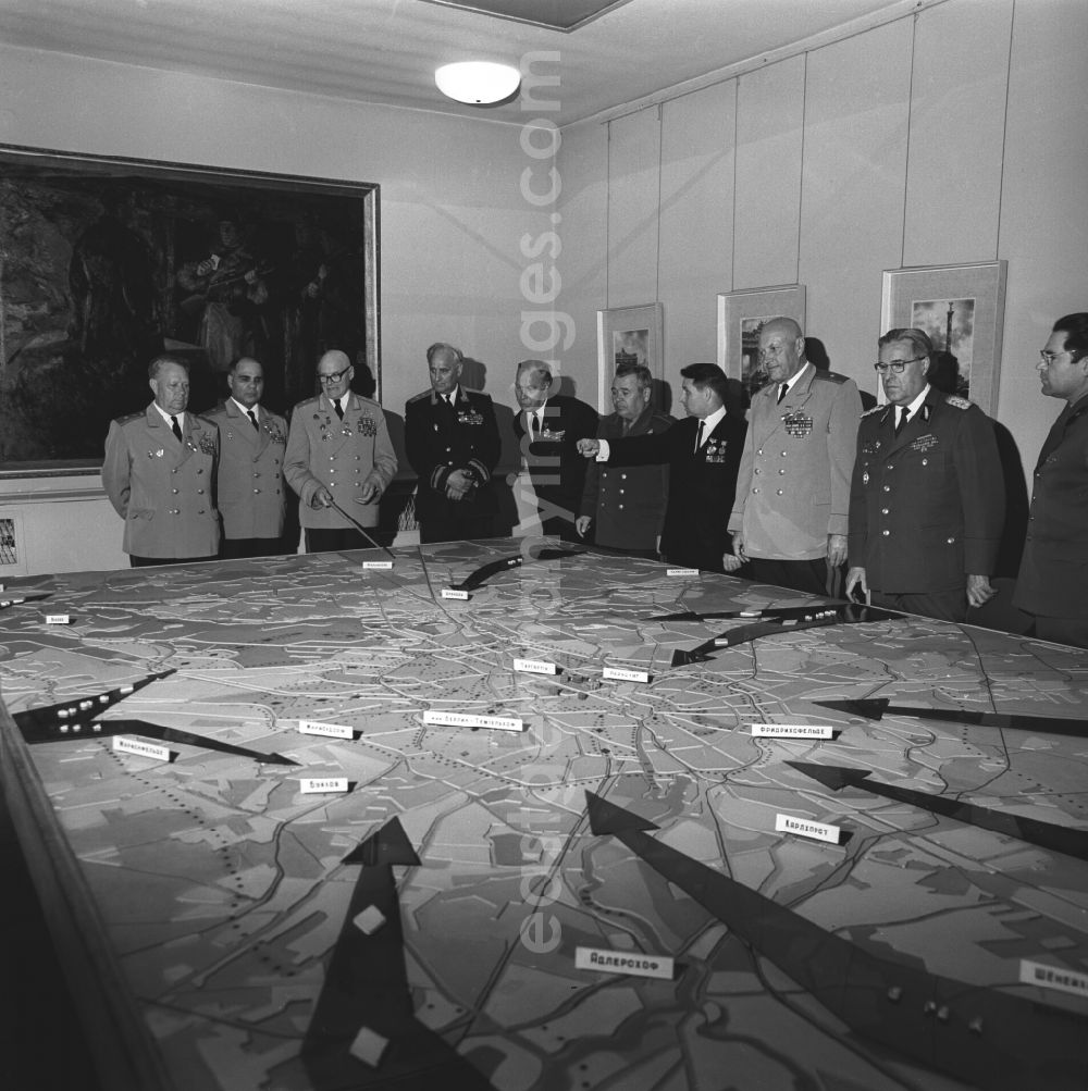 Berlin: Generals and admirals of the GSFG Group of Soviet Forces and a general of the People's Police of the GDR in front of a city model of Berlin in the museum of unconditional surrender of Nazi Germany in the Great Patriotic War, today's German-Russian Museum Berlin-Karlhorst. Bestmögliche Qualität nach Vorlage!