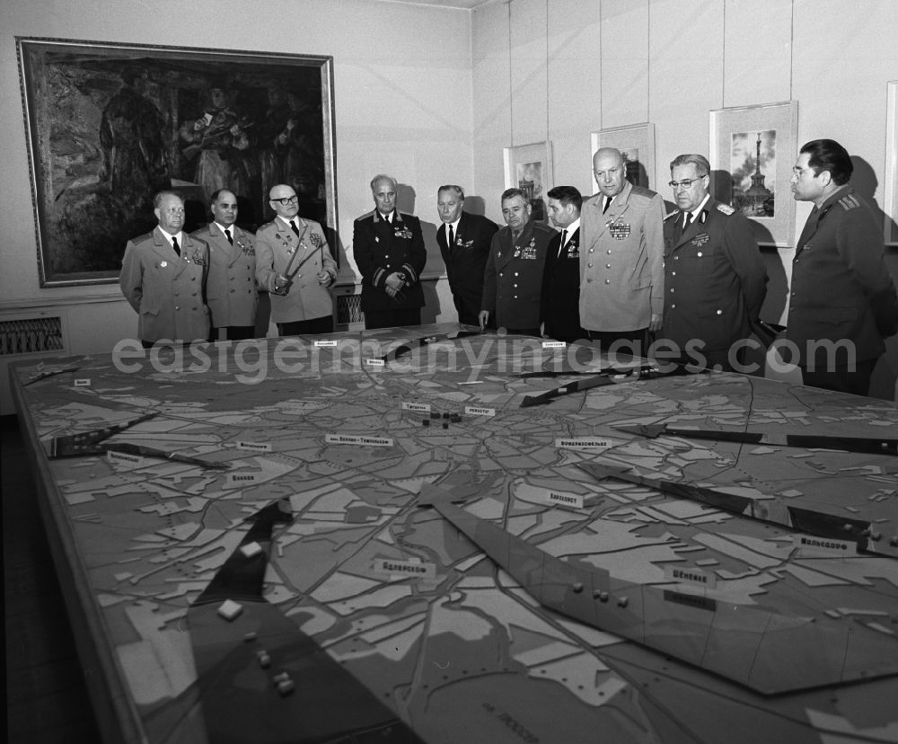 GDR picture archive: Berlin Karlshorst - Generals and admirals of the GSFG Group of Soviet Forces and a general of the People's Police of the GDR in front of a city model of Berlin in the museum of unconditional surrender of Nazi Germany in the Great Patriotic War, today's German-Russian Museum Berlin-Karlhorst. Bestmoegliche Qualitaet nach Vorlage!
