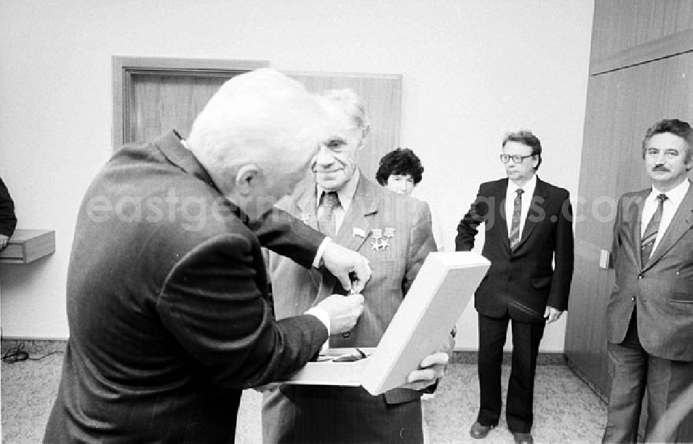 GDR photo archive: Berlin - 24.06.1986 Genosse Malzow erhält aus den Händen von Genosse Werner Felfe den Grossen Stern der Völkerfeundschaft Umschlag NR.: 75
