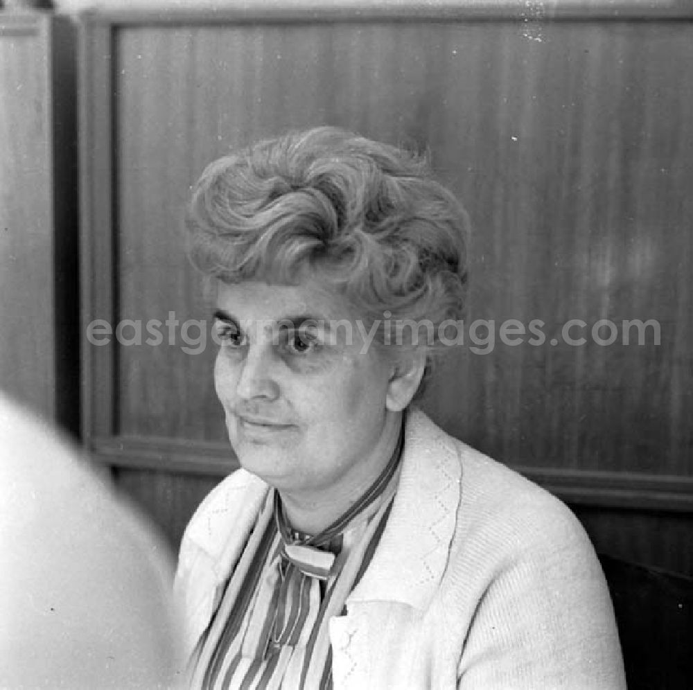 GDR photo archive: Berlin - Genossin Ruth Dornheim (SED - Kreisleitung Prenzlauer Berg) in der Dimitroffstraße 81.