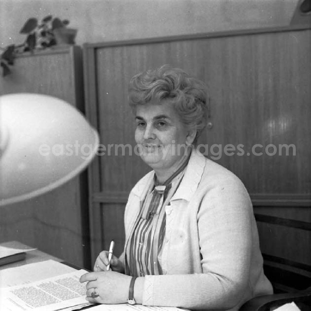 GDR picture archive: Berlin - Genossin Ruth Dornheim (SED - Kreisleitung Prenzlauer Berg) in der Dimitroffstraße 81.