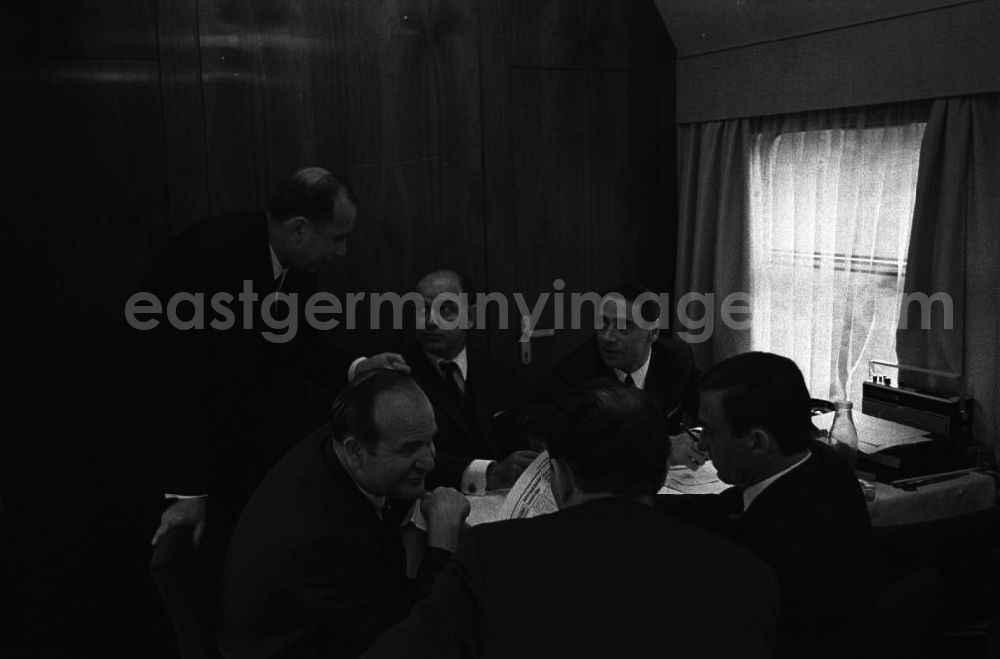 GDR image archive: Gerstungen - Staatsbesuch des Vorsitzenden des Ministerrates der DDR Willi Stoph in Kassel (BRD). Mitglieder der Delegation in einem der drei Wagons mit Aufenthalts- und Schlafkabinen.