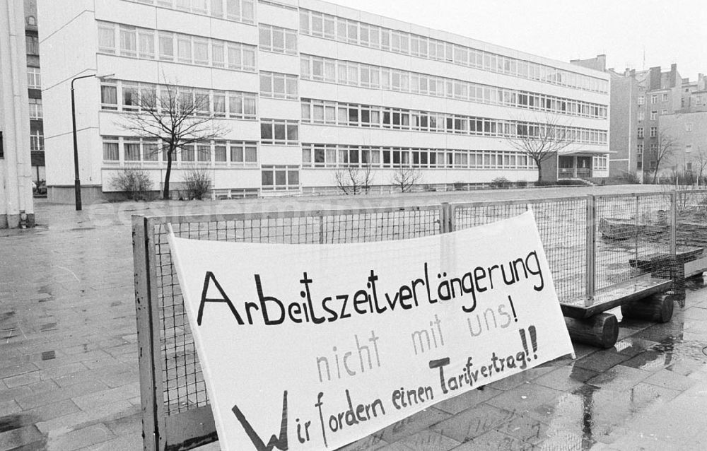 GDR picture archive: Berli / Mitte - 3. Gesamtschule Berlin-Mitte bestreikt 25.