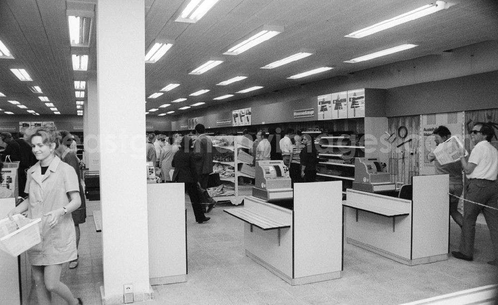 GDR image archive: Berlin - Shop for tools and machines in the city railroad curves in the covered market on the Alexander's place in Berlin, the former capital of the GDR, German democratic republic