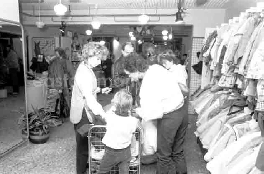 GDR photo archive: Berlin - 26.11.1987 Geschäft für Winterbekleidung in Alte Schönhauser Allee Berlin