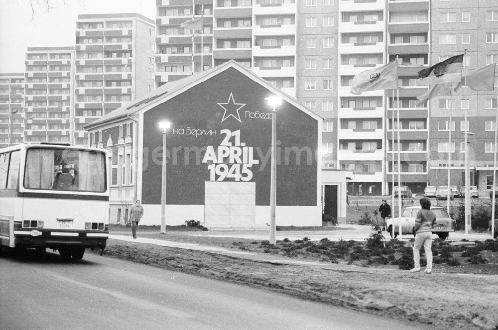 GDR photo archive: Berlin - Opening of the history cabinet of today's House of Liberation in Leninallee, today's Landsberger Allee 563 in the district Marzahn in Berlin, the former capital of the GDR, German Democratic Republic. On the gable wall there is a white letter April 21, 1945 above it and a star in Cyrillic letters the words Probjeda (Sieg) and Na Berlin (Nach Berlin)
