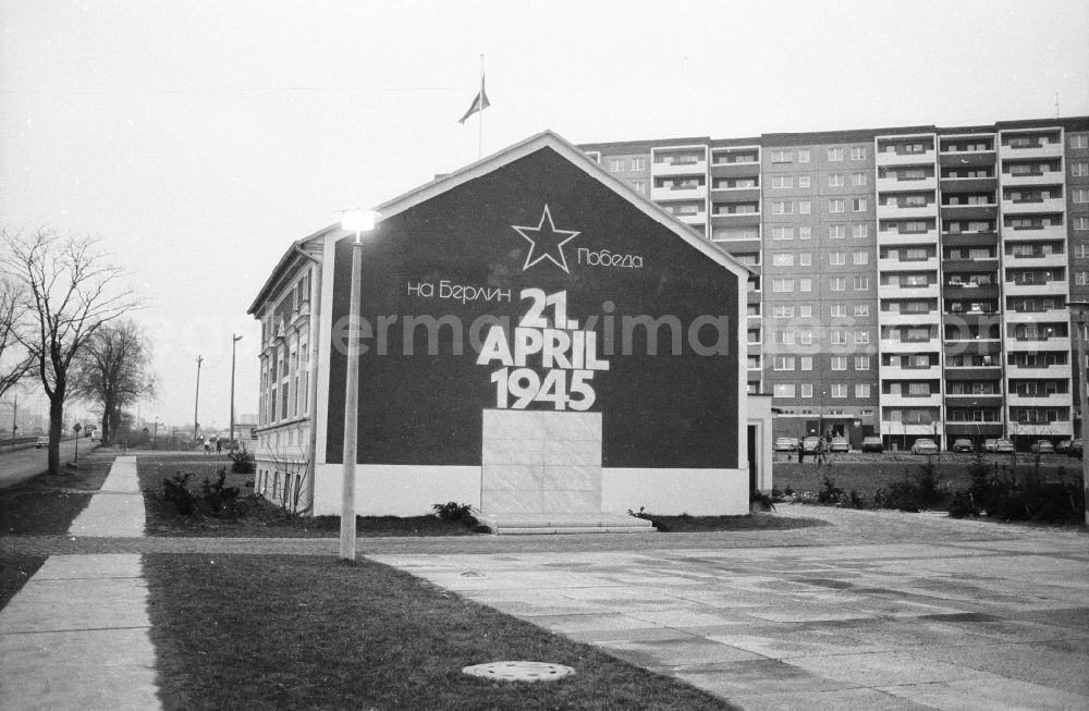 GDR picture archive: Berlin - Opening of the history cabinet of today's House of Liberation in Leninallee, today's Landsberger Allee 563 in the district Marzahn in Berlin, the former capital of the GDR, German Democratic Republic. On the gable wall there is a white letter April 21, 1945 above it and a star in Cyrillic letters the words Probjeda (Sieg) and Na Berlin (Nach Berlin)