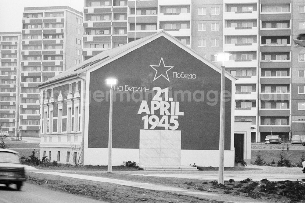 GDR image archive: Berlin - Opening of the history cabinet of today's House of Liberation in Leninallee, today's Landsberger Allee 563 in the district Marzahn in Berlin, the former capital of the GDR, German Democratic Republic. On the gable wall there is a white letter April 21, 1945 above it and a star in Cyrillic letters the words Probjeda (Sieg) and Na Berlin (Nach Berlin)