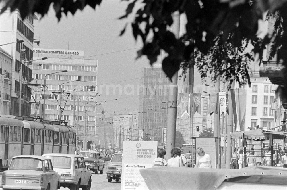 GDR photo archive: Magdeburg - People stroll along Karl-Marx-Strasse (today Breiter Weg) in Magdeburg, Saxony-Anhalt in the area of the former GDR, German Democratic Republic. Everything is festively decorated on the occasion of the 21st Workers' Festival