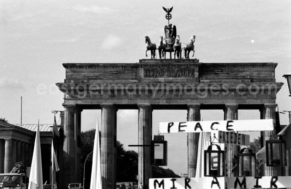GDR picture archive: Berlin-Mitte Berlin-Tiergarten - Nah: Gestell mit Aufschrift Peace vor Brandenburger Tor.