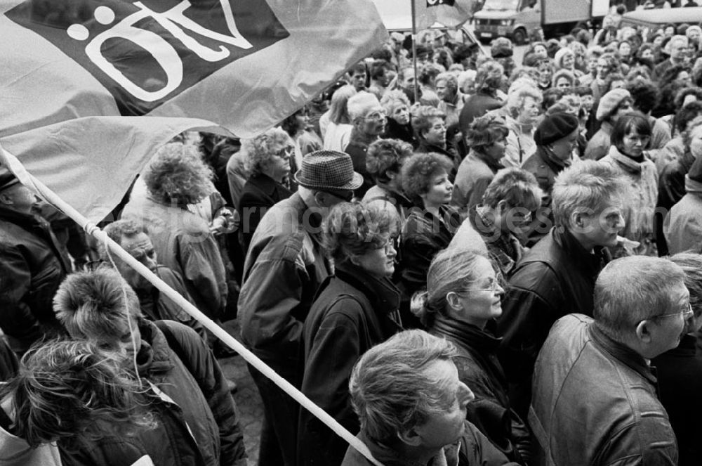 GDR image archive: Berlin / Mitte - Gesundheitswesen protestiert vor dem Roten Rathhaus 03.