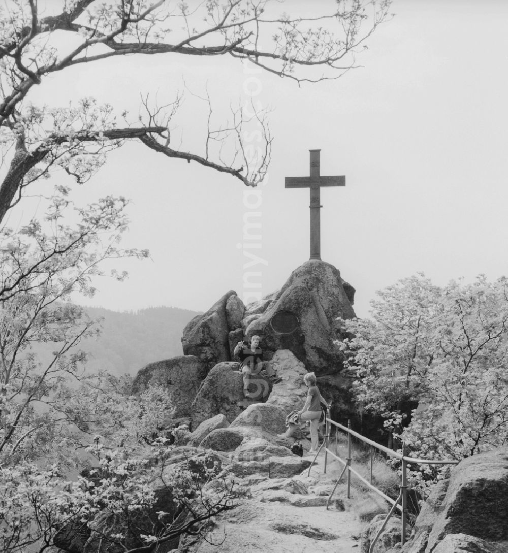 GDR picture archive: Ilsenburg (Harz) - Hikers at the summit cross on the Ilsestein in Ilsenburg (Harz) in the federal state Saxony-Anhalt on the territory of the former GDR, German Democratic Republic