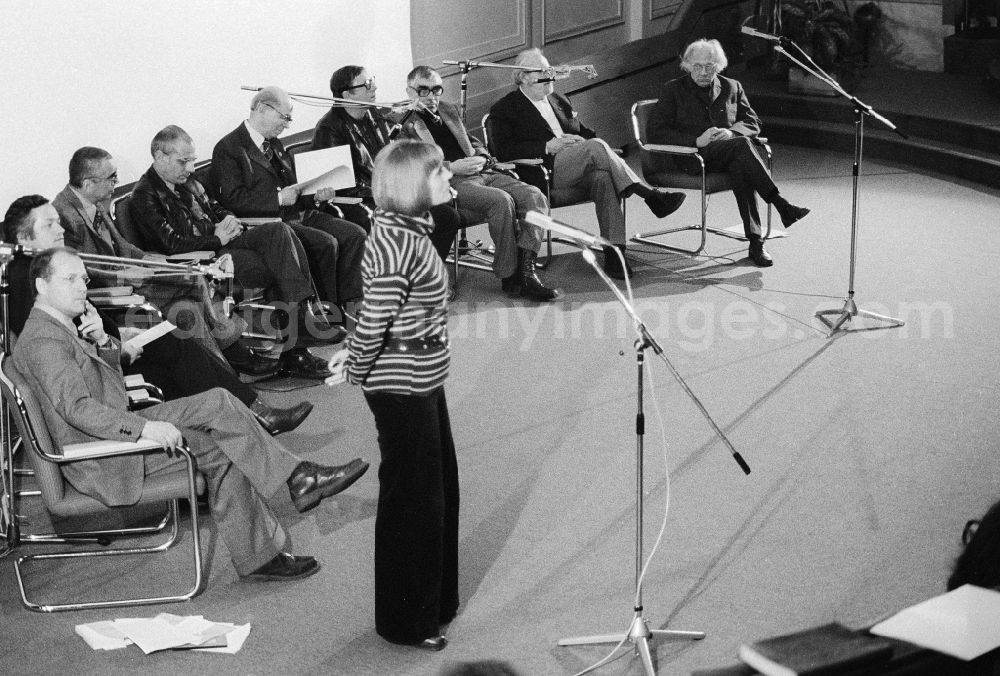 GDR picture archive: Berlin - The German actress, Diseuse and Brecht's interpreter Gisela May (1924 - 2016) with the plenary meeting under the title „Nevertheless, the rain does not flow upwards of the academy of the arts to honour of Bertolt Brecht in Berlin, the former capital of the GDR, German democratic republic. To the auxiliaries belonged vice president Manfred Wekwerth (1929 - 2014), Ekkehard Schall (1930 - 2005), Arno Mohr (1910 - 2001), Alexander Abusch (19