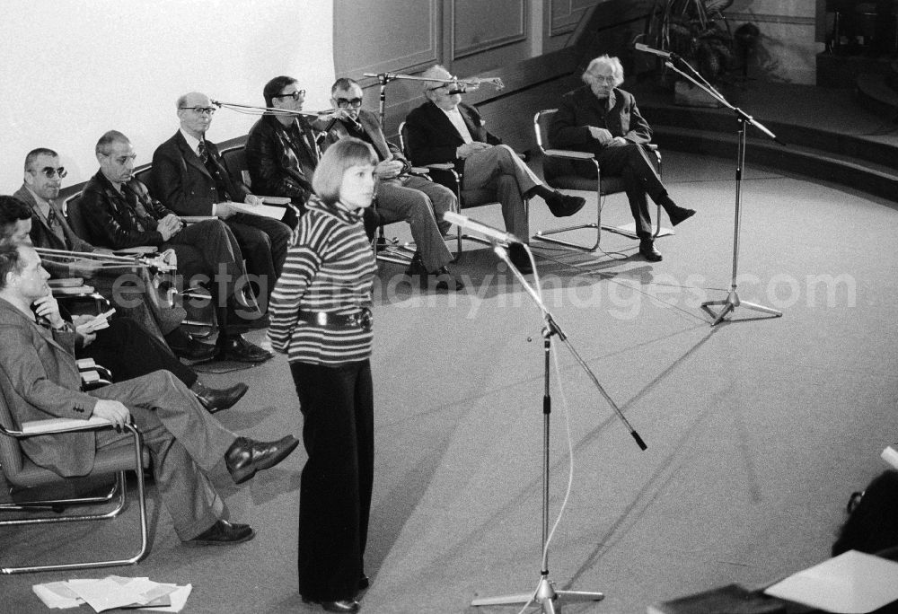 Berlin: The German actress, Diseuse and Brecht's interpreter Gisela May (1924 - 2016) with the plenary meeting under the title „Nevertheless, the rain does not flow upwards of the academy of the arts to honour of Bertolt Brecht in Berlin, the former capital of the GDR, German democratic republic. To the auxiliaries belonged vice president Manfred Wekwerth (1929 - 2014), Ekkehard Schall (1930 - 2005), Arno Mohr (1910 - 2001), Alexander Abusch (19