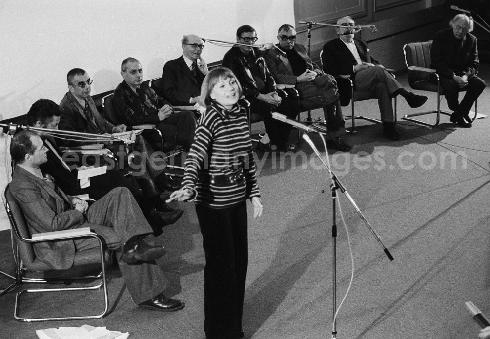 GDR image archive: Berlin - The German actress, Diseuse and Brecht's interpreter Gisela May (1924 - 2016) with the plenary meeting under the title „Nevertheless, the rain does not flow upwards of the academy of the arts to honour of Bertolt Brecht in Berlin, the former capital of the GDR, German democratic republic. To the auxiliaries belonged vice president Manfred Wekwerth (1929 - 2014), Ekkehard Schall (1930 - 2005), Arno Mohr (1910 - 2001), Alexander Abusch (19
