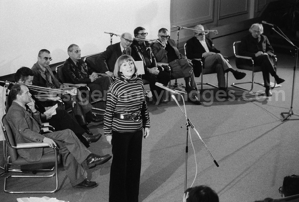 GDR photo archive: Berlin - The German actress, Diseuse and Brecht's interpreter Gisela May (1924 - 2016) with the plenary meeting under the title „Nevertheless, the rain does not flow upwards of the academy of the arts to honour of Bertolt Brecht in Berlin, the former capital of the GDR, German democratic republic. To the auxiliaries belonged vice president Manfred Wekwerth (1929 - 2014), Ekkehard Schall (1930 - 2005), Arno Mohr (1910 - 2001), Alexander Abusch (19