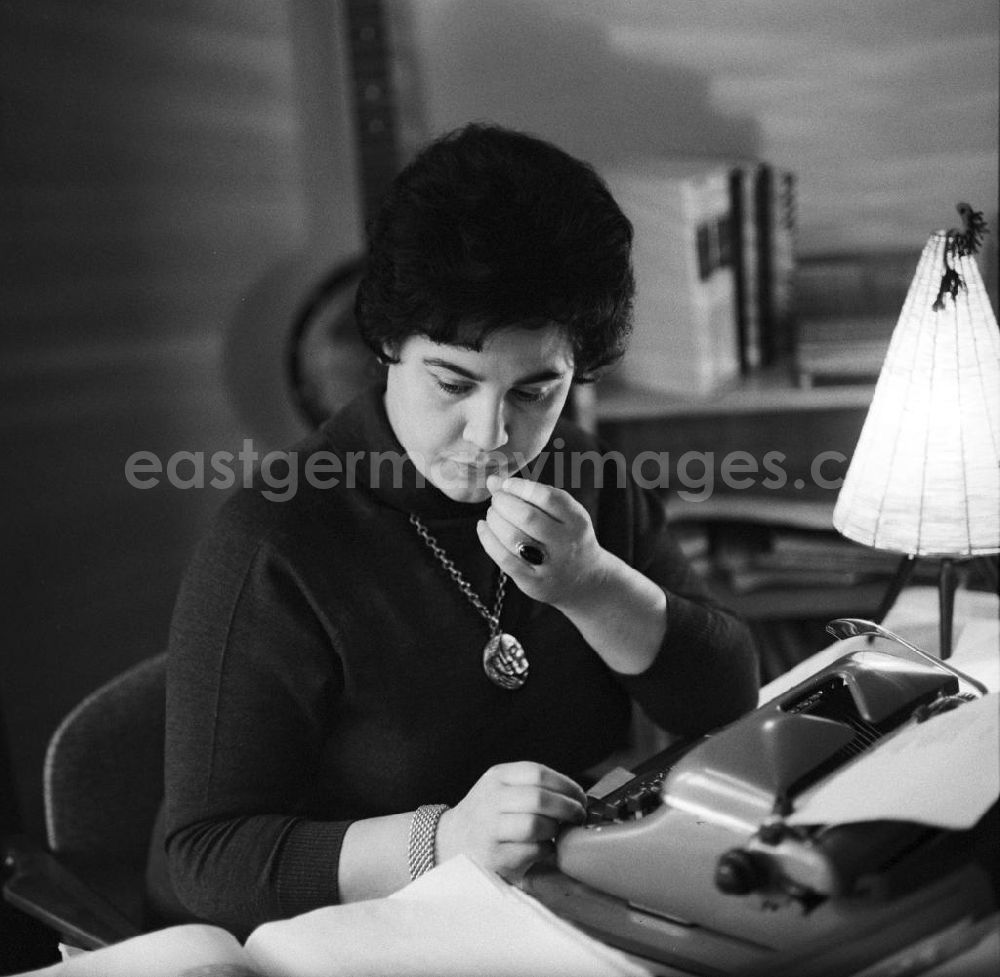 GDR picture archive: Berlin - Die bekannte DDR-Schriftstellerin und Lyrikerin Gisela Steineckert bei ihrer Arbeit. Gisela Steineckert war seit 1957 freischaffend schriftstellerisch tätig und schrieb zu dieser Zeit für Zeitungen und Zeitschriften sowie Hörspiele.