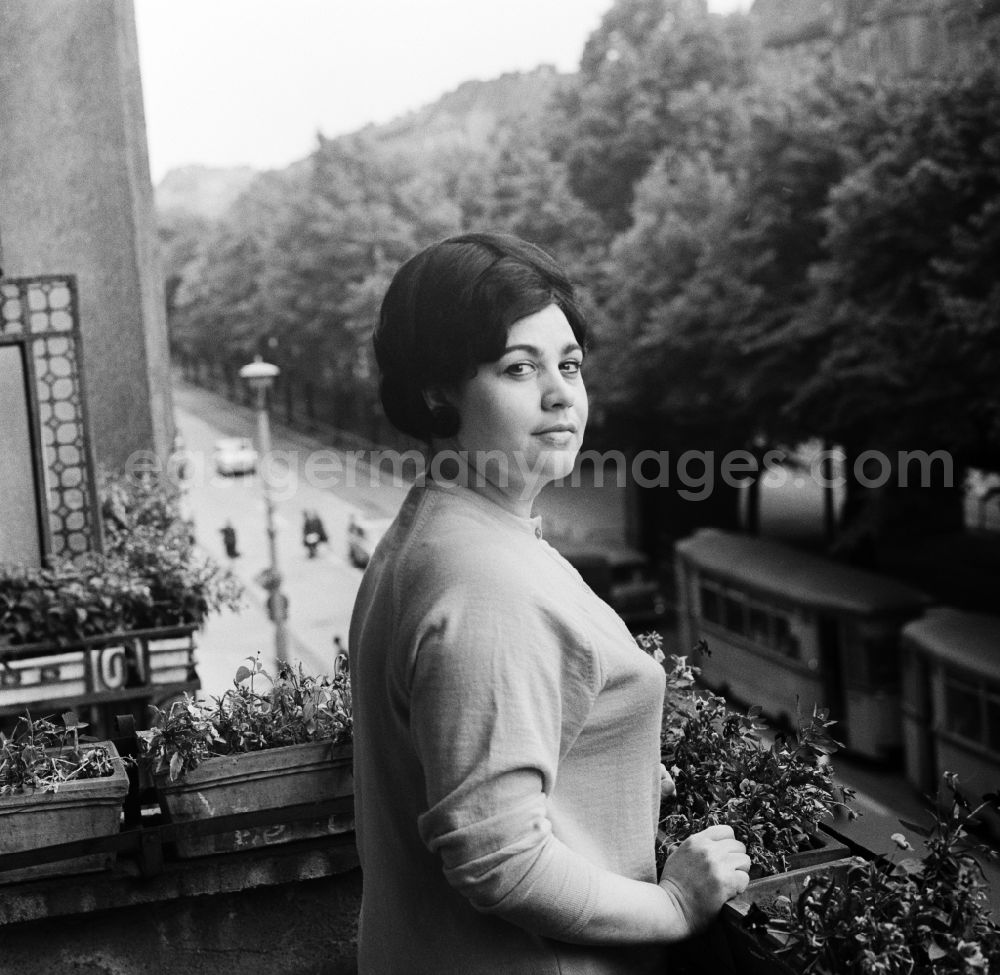 GDR photo archive: Berlin - Prenzlauer Berg - The German writer and poet Gisela Stein Eckert from Berlin has written many books, poems and lyrics. For her versatile literary work, she received a variety of prizes