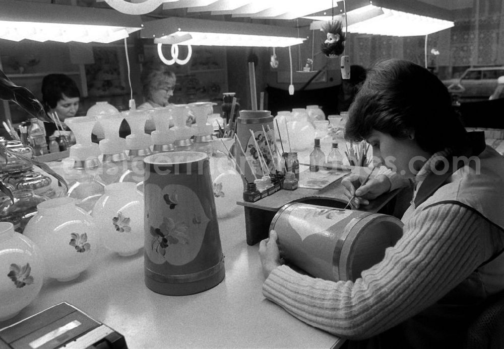 GDR image archive: Berlin - Glasmalerei / Glasmalerinnen der PGH des Kunsthandwerkes arbeiten in ihrer Werkstätte in der Schreinerstraße 58. Frau bemalt / verziert eine Vase.