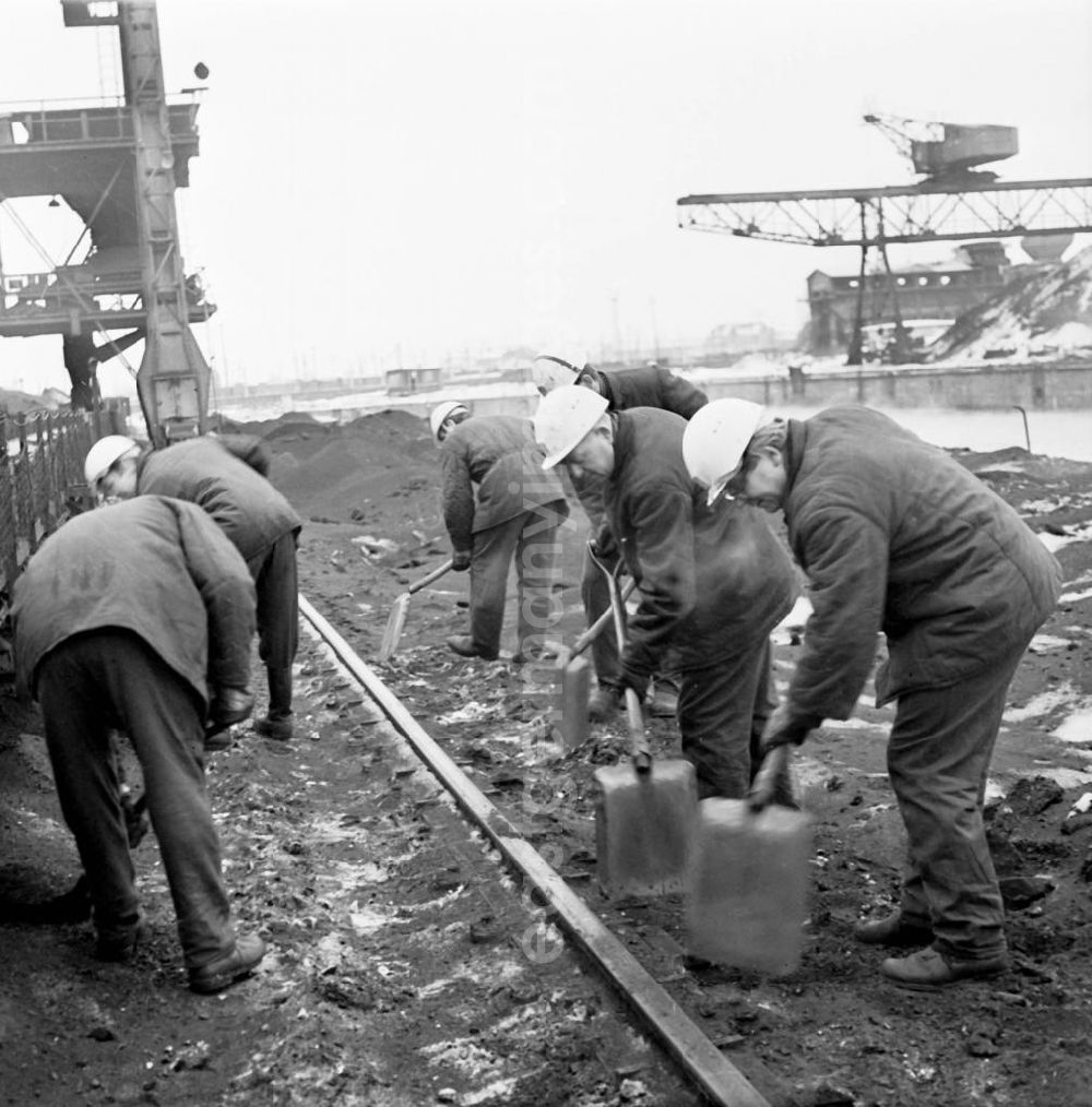 GDR picture archive: Berlin - Bauarbeiter mit Helm und Schaufel legen den Gleisanschluss / Gleise am Kraftwerk Klingenberg in Lichtenberg frei. Das Elektrizitätswerk war der bedeutendste Kraftwerksneubau der 192