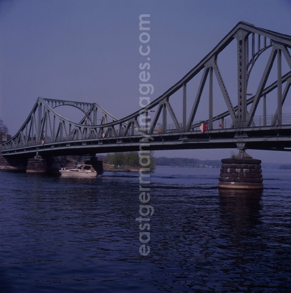 GDR image archive: Potsdam - The Glienicker bridge over the federal road 1 leads in Potsdam in Brandenburg. Known worldwide was the Glienicke bridge through the spectacular staging of Spies. Between 1962 and 1986 three exchanges were on the Glienicke Bridge performed with a total of 4