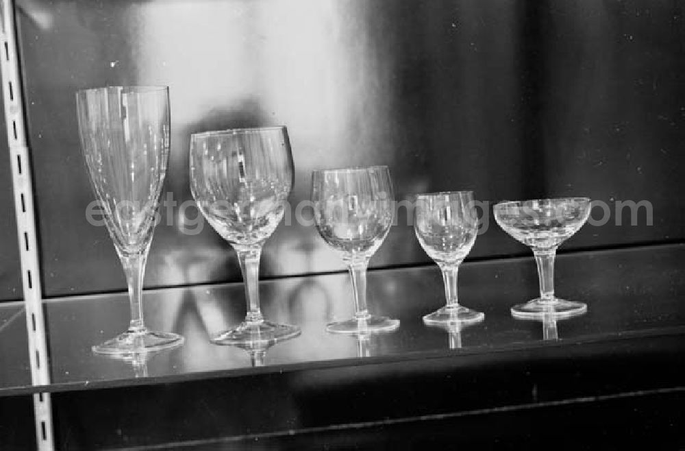 GDR image archive: Weißwasser - Gläser vom Oberlausitzer Glaswerke stehen im Regal (Nah).