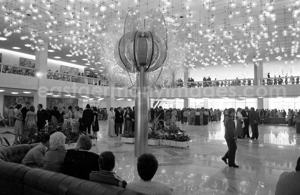 GDR image archive: Berlin - Glass flower in the foyer of the Palace of the Republic during the opening in Berlin, the former capital of the GDR, German Democratic Republic