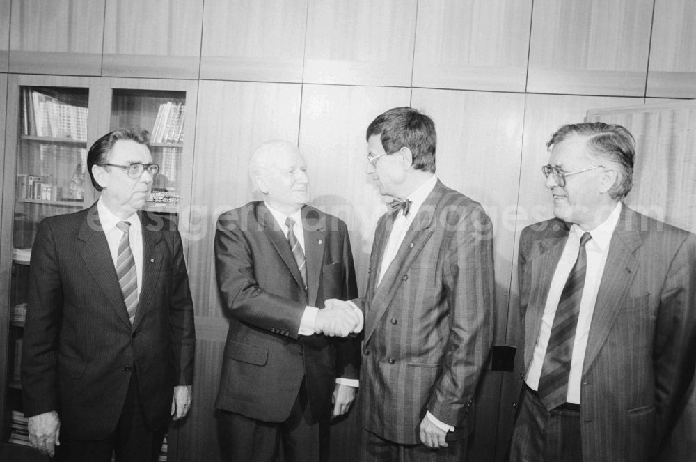 GDR image archive: Berlin - Guenter Mittag (2nd from left), member of the Politburo and secretary of the Central Committee of the SED, adjusting Representative of the Chairman of the Council of State, received the Federal Minister for Research and Technology of the Federal Republic of Germany, Dr. Heinz Riesenhuber (2nd from right), for an interview. Also present were Dr. Herbert Weiz (l.), Minister for Science and Technology and Deputy Chairman of the Council of Ministers, and the Head of the Permanent Mission of the FRG in the GDR, Dr. Franz Bertele (r)
