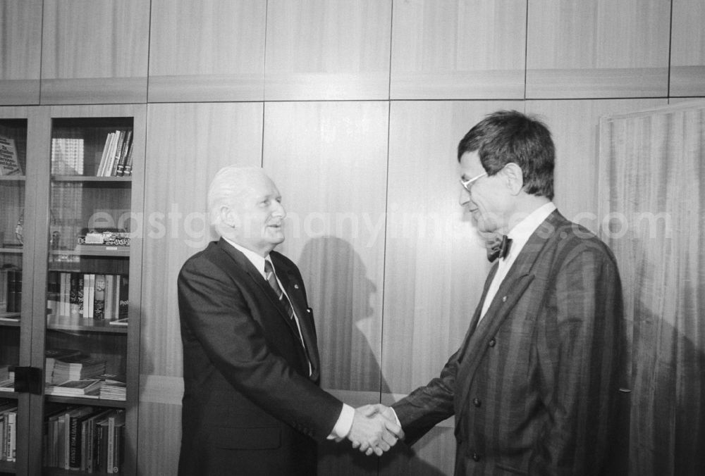 GDR photo archive: Berlin - Guenter Mittag (l), member of the Politburo and secretary of the Central Committee of the SED, adjusting Representative of the Chairman of the Council of State, received the Federal Minister for Research and Technology of the Federal Republic of Germany, Dr. Heinz Riesenhuber (r.), For an interview