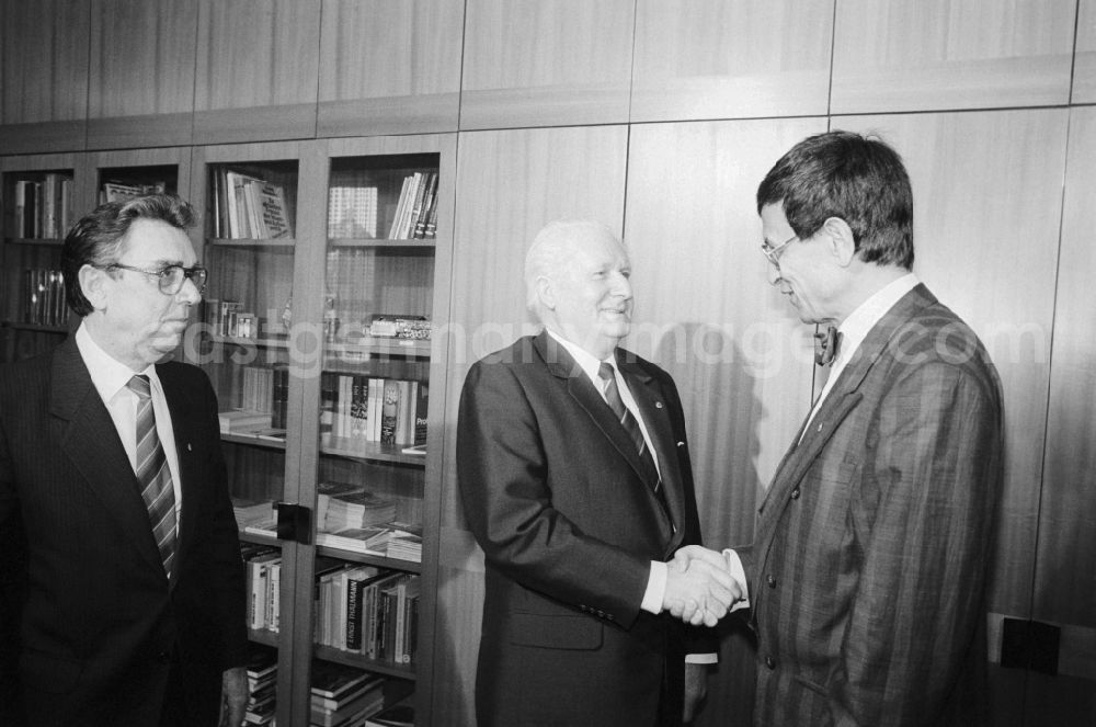 GDR picture archive: Berlin - Guenter Mittag (2nd from left), member of the Politburo and secretary of the Central Committee of the SED, adjusting Representative of the Chairman of the Council of State, received the Federal Minister for Research and Technology of the Federal Republic of Germany, Dr. Heinz Riesenhuber (r.), For an interview. Also present were Dr. Herbert Weiz (l.), Minister for Science and Technology