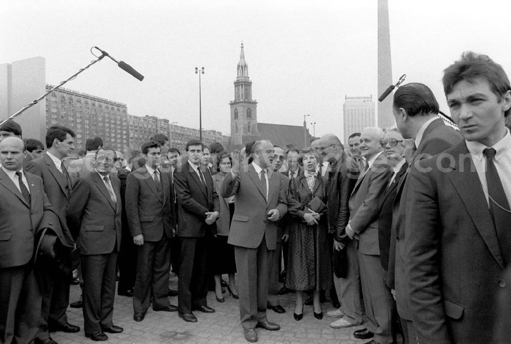 GDR image archive: Berlin - Der sowjetische Partei- und Staatschef Michail Gorbatschow (M) trifft als Gast des bevorstehenden XI. SED-Parteitages bei einem Stadtrundgang auf ausgesuchte Gesprächspartner. Der Parteitag vom 17. - 21. April steht im Zeichen der Kontinuität der SED-Hardliner, die sich den Reformen Gorbatschows verweigern. In einer Gastrede macht Gorbatschow weitere Vorschläge zur Abrüstung, die vor allem auf die Reduzierung konventioneller Waffen in Europa abzielen.