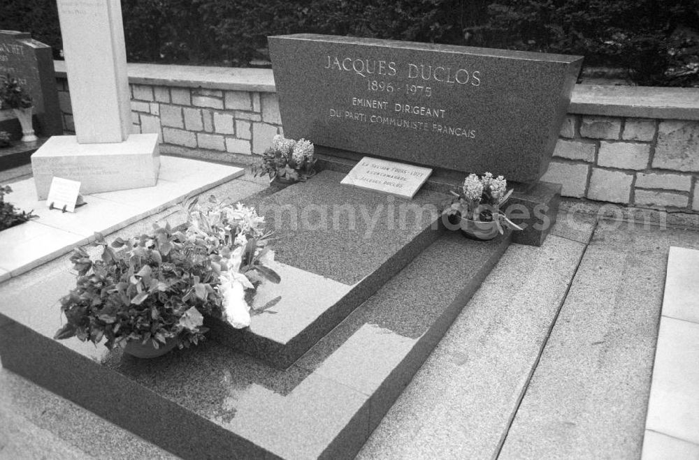 Paris: Grab von Jacques Duclos (Politiker, Mitglied der PCF bzw. KPF, Kommunistische Partei Frankreich) auf dem Friedhof Pere Lachaise in Frankreich-Paris. Foto anläßlich des Besuchs von Erich Honecker, Staatsratspräsident DDR.
