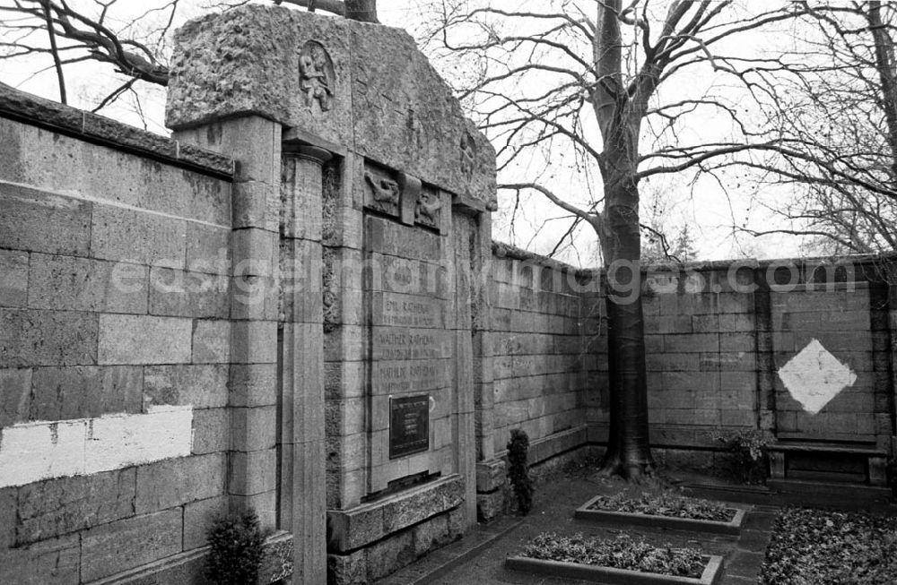 GDR picture archive: Berlin - Grab von Walter Rathenau geschändet 14.12.92