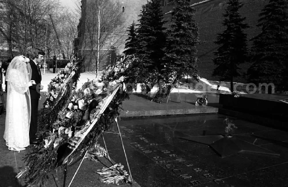 GDR picture archive: Moskau Moskau - Unterhalb des Kremls befindet sich der Alexandergarten mit der ewigen Flamme und dem Grab des unbekannten Soldaten. Hier wird der sowjetischen Gefallenen des Zweiten Weltkrieges gedacht. Seit 1997 gibt es eine Ehrenwache, die jede Stunde gewechselt wird. Es ist Tradition frisch verheirateter Paare, am Grabmal einen Blumenstrauß nieder zu legen und der Ahnen zu gedenken. Dein Name ist unbekannt, deine Heldentat ist unsterblich. (Foto Schönfeld)
