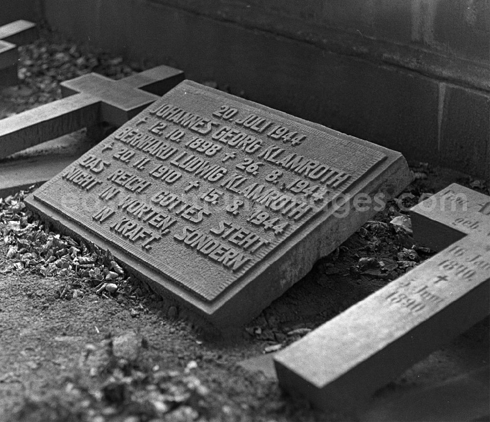 GDR picture archive: Halberstadt - Cultural-historical gravestone ensemble Hans Georg Klamroth in the cemetery in Halberstadt in the state Saxony-Anhalt on the territory of the former GDR, German Democratic Republic