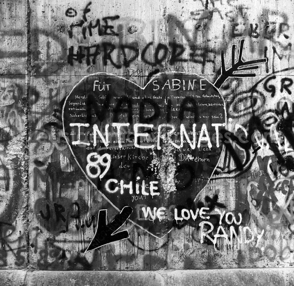 GDR picture archive: Berlin - Graffiti in heart shape at the Berlin Wall