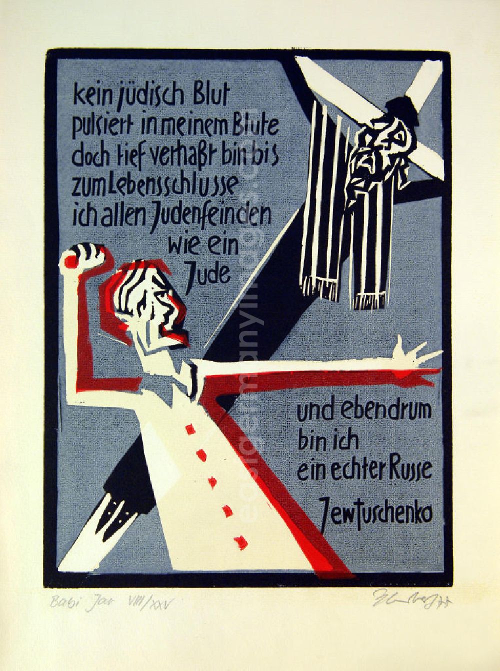 GDR photo archive: Berlin - Grafik von Herbert Sandberg Babi Jar (Jewtuschenko) aus dem Jahr 1977, 27,1x35,8cm Farbholzschnitt, handsigniert, 8/25. Im Hintergrund in der Diagonale: ein Kreuz, an dem ein Jude genagelt ist, er trägt einen gestreiften Gebetsschal; im Vordergrund eine Person mit roter Ummalung, ein Russe in kämperischer Haltung, seine rechte Faust nach oben gestreckt, Bildschrift: Kein jüdisches Blut pulsiert in meinem Blute, doch tief verhaßt bin bis zum Lebensschlusse ich allen Judenfeinden wie ein Jude und ebendrum bin ich ein echter Russe. Jewtuschenko.