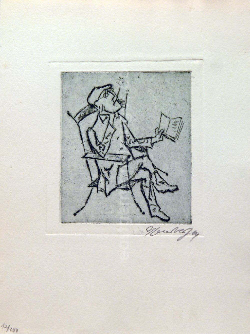 GDR image archive: Berlin - Grafik von Herbert Sandberg über Bertolt Brecht (*10.02.1898 †14.08.1956) b.b. aus dem Jahr 1964 (Brecht im Sitzen beim Lesen) 11,2x9,8cm Radierung, handsigniert, 12/10