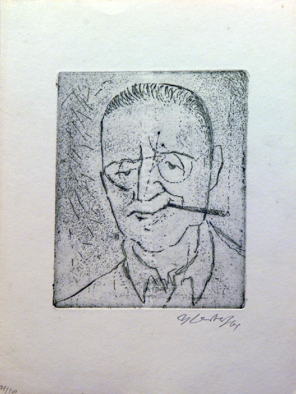 GDR picture archive: Berlin - Grafik von Herbert Sandberg über Bertolt Brecht (*10.02.1898 †14.08.1956) b.b. aus dem Jahr 1964 (Porträt mit Brille beim Rauchen) 14,8x12,2cm Radierung, handsigniert, 78/10